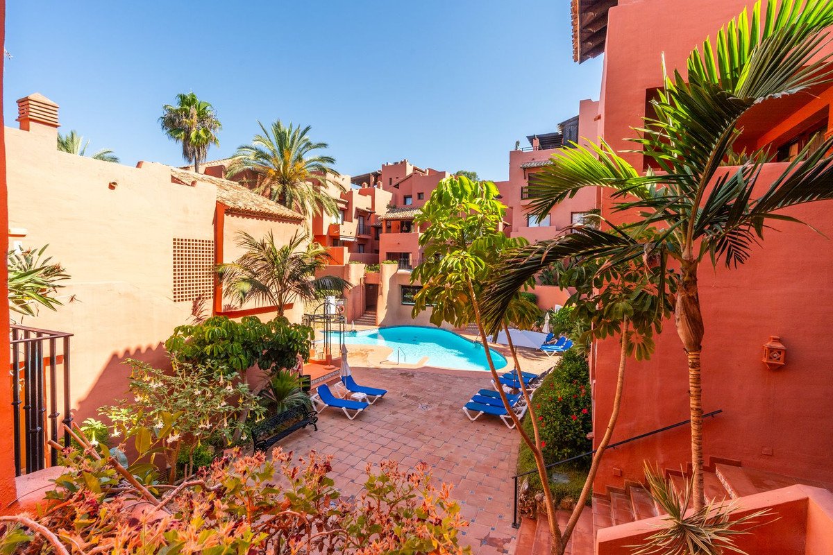 3 Bed Middle Floor Apartment in Elviria in Elviria, Apartment