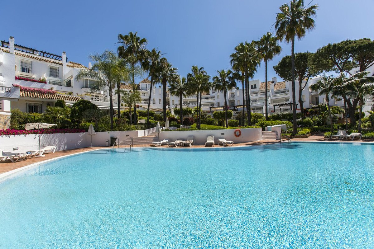 3 Bed Middle Floor Apartment in Elviria in Elviria, Apartment