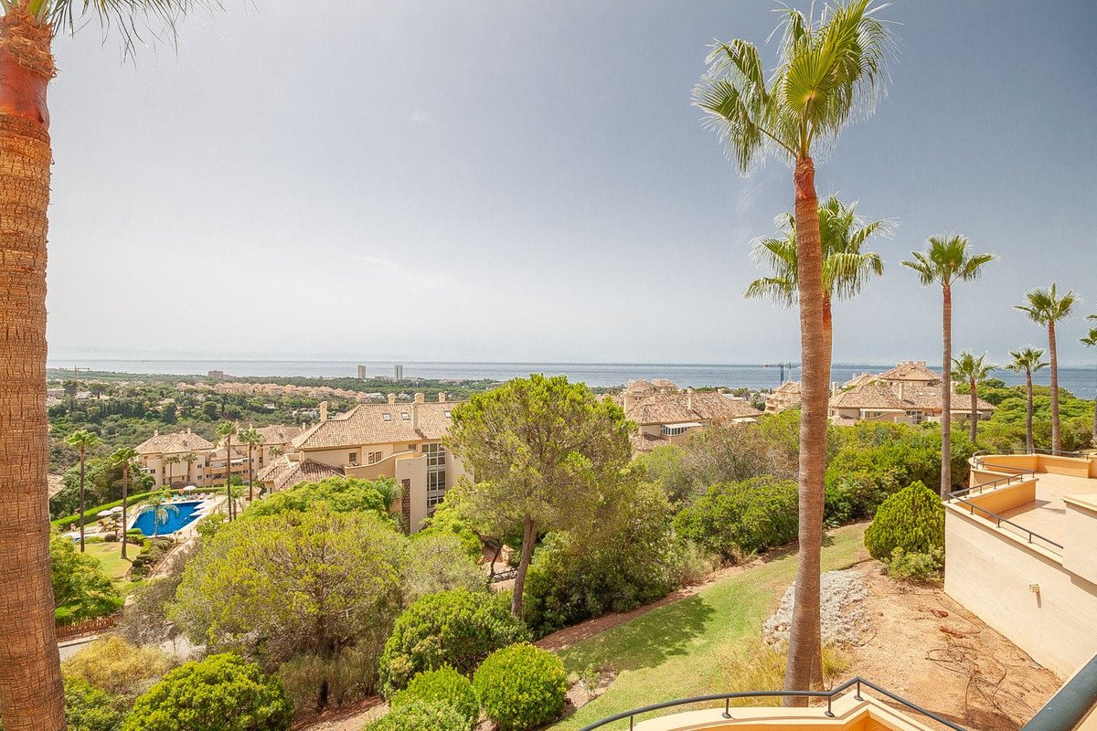 3 Bed Middle Floor Apartment in Elviria in Elviria, Apartment