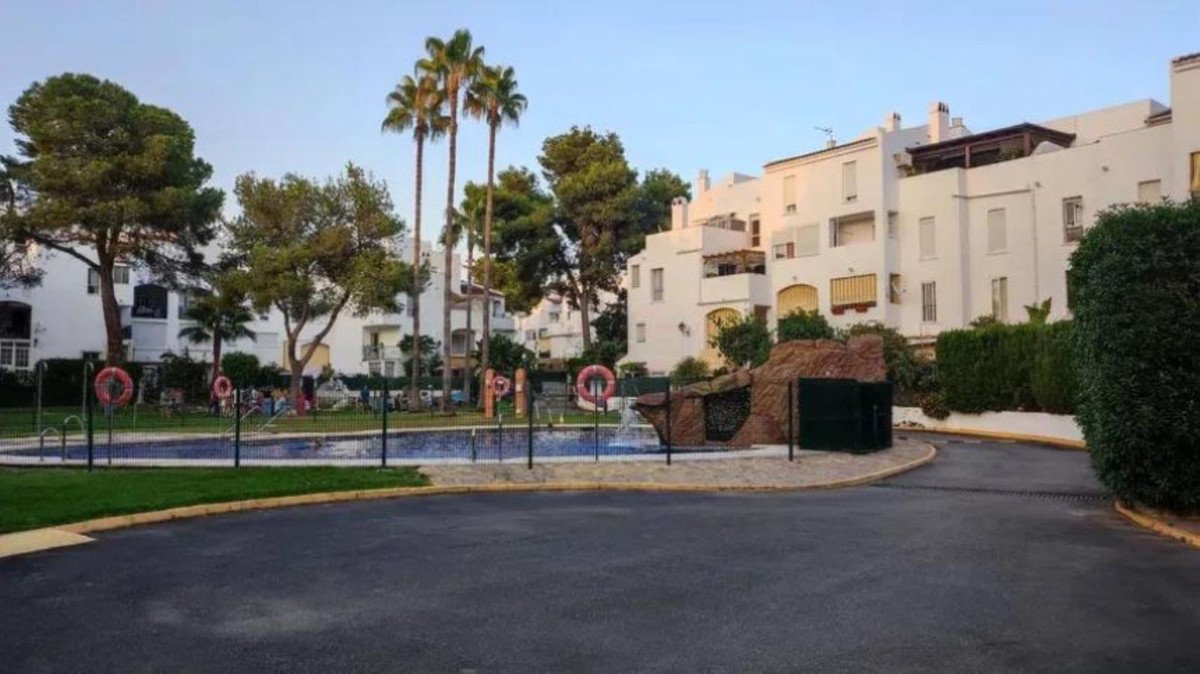 3 Bed Middle Floor Apartment in Elviria in Elviria, Apartment