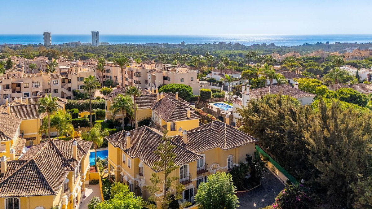 3 Bed Semi-Detached House in Elviria in Elviria, 