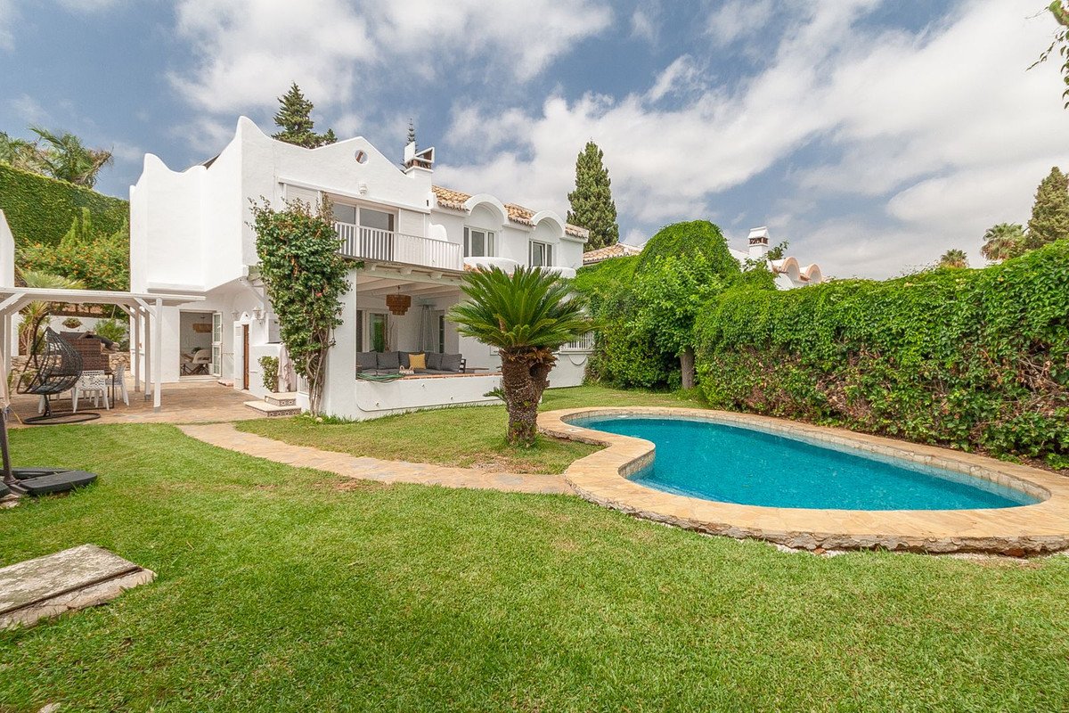 4 Bed अलग विला in Elviria