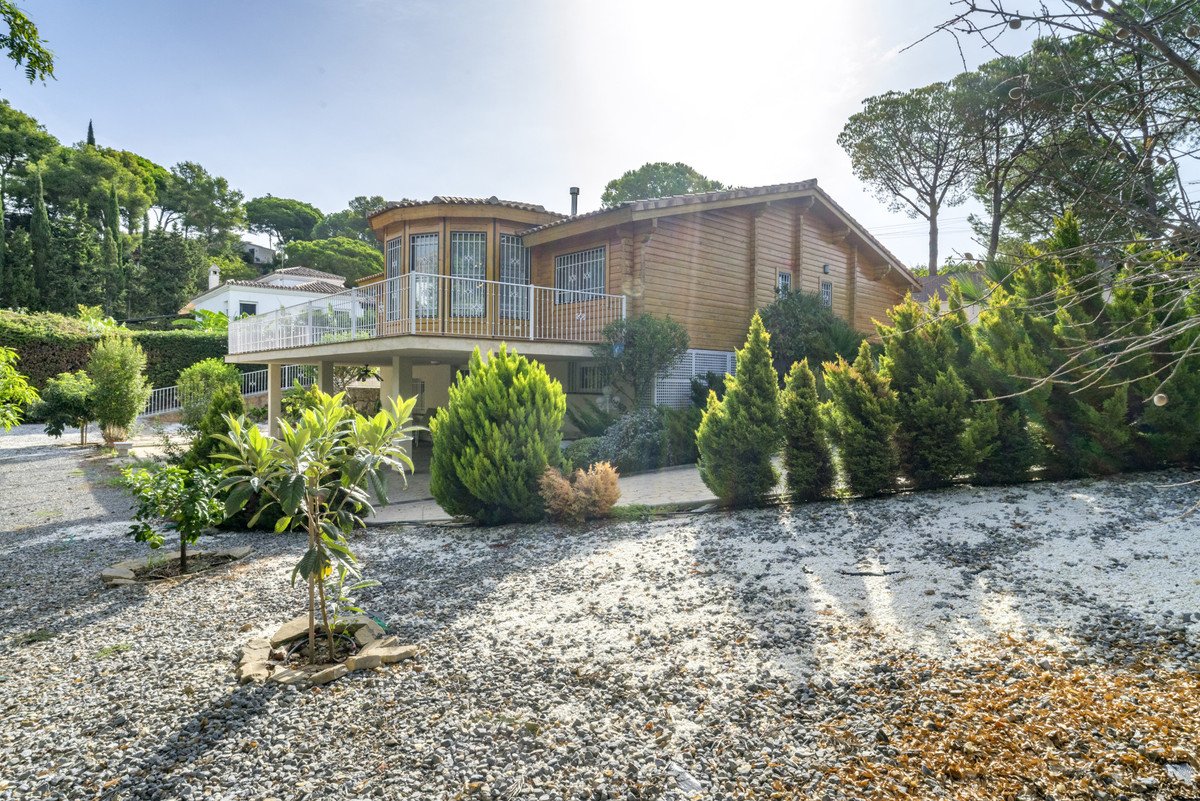 Wooden house with garden and outdoor space, surrounded by trees