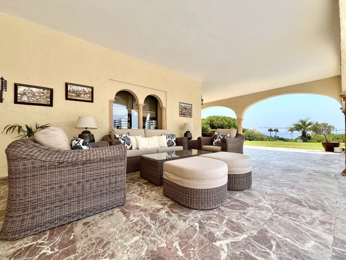 4 Bed فيلا مستقلة in Elviria في Elviria, فيلا منفصلة