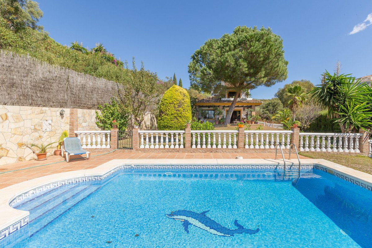 4 Bed فيلا مستقلة in Elviria في Elviria, فيلا منفصلة