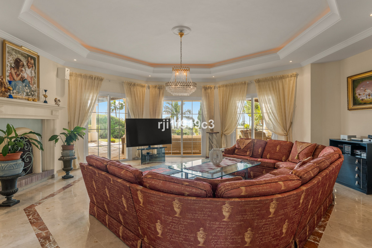 4 Bed فيلا مستقلة in Elviria في Elviria, فيلا منفصلة