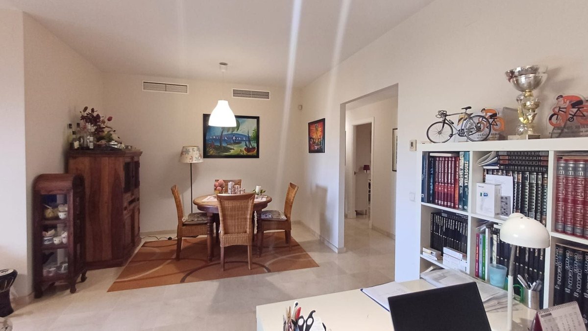 2 Bed Byt na strednom poschodí in Guadalmina Alta