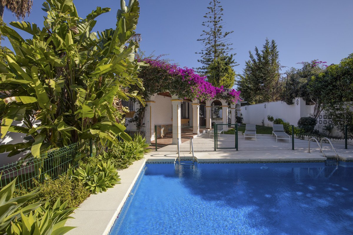 4 Bed Samostatne stojaca vila in Guadalmina Alta, Samostatná vila