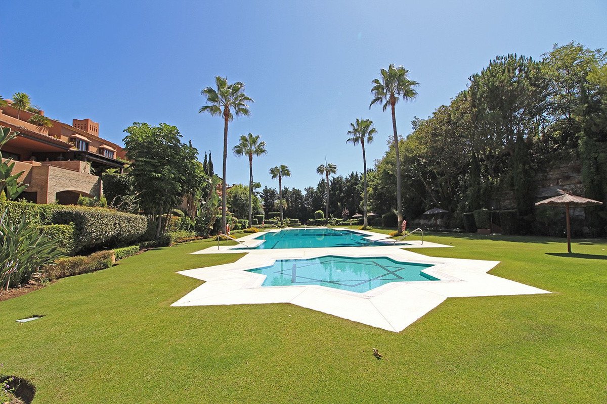 2 Bed Stuelejlighed in Guadalmina Baja, Lejlighed