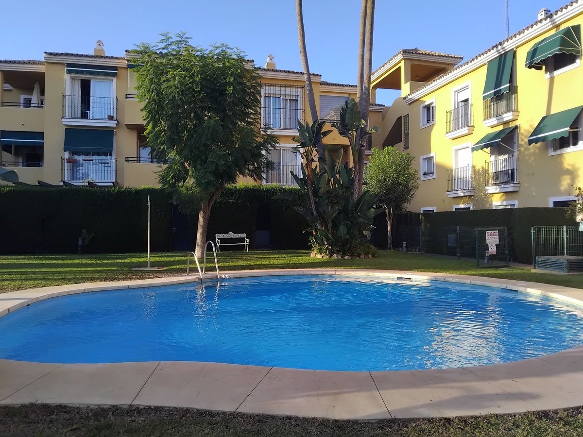 3 Bed شقة في الطابق الأوسط in Guadalmina Baja, Apartment
