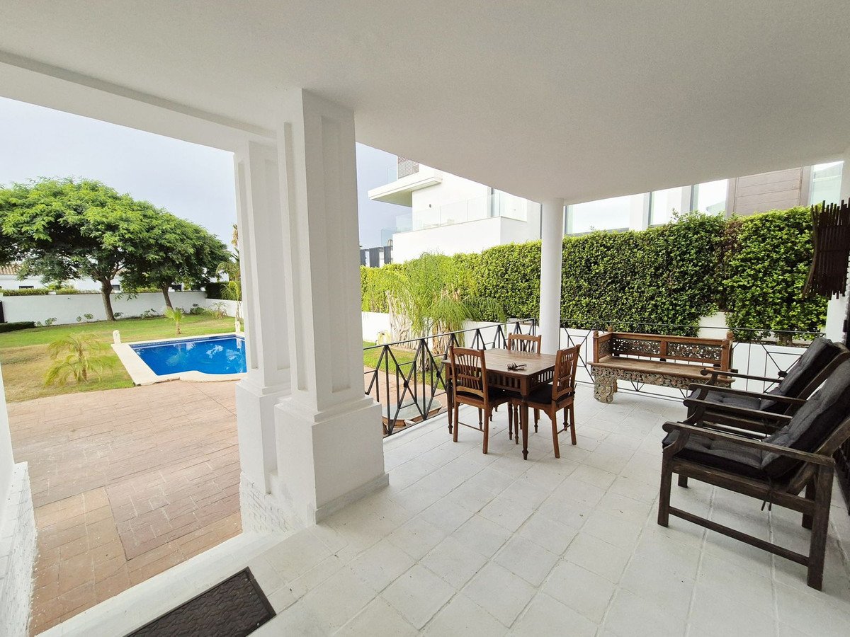 4 Bed Samostatně stojící vila in Guadalmina Baja
