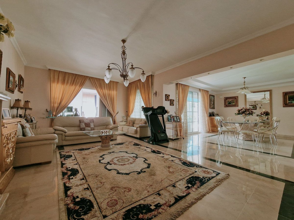 5 Bed Samostatně stojící vila in Guadalmina Baja, Samostatná vila