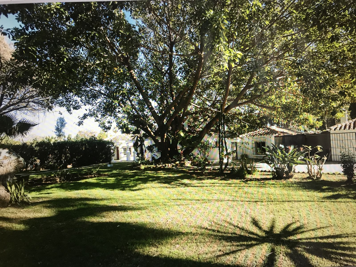 6 Bed Samostatně stojící vila in Guadalmina Baja, Samostatná vila