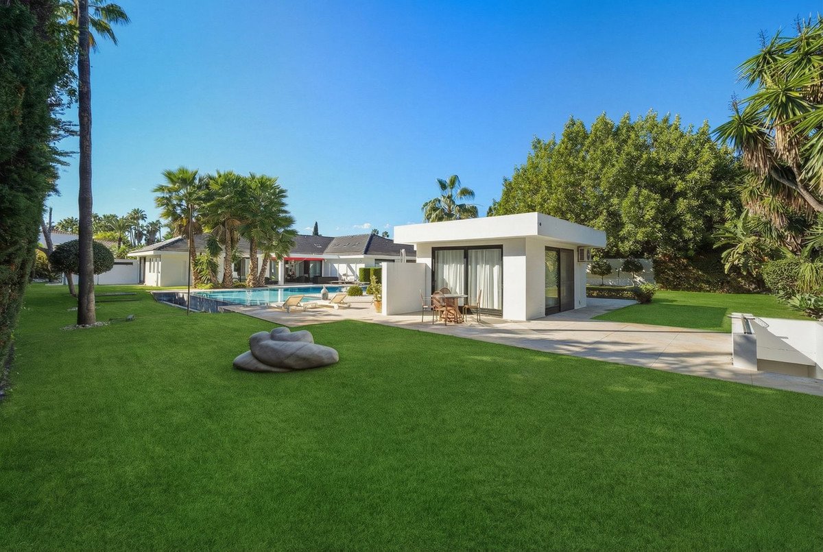 6 Bed Freistehende Villa in Guadalmina Baja
