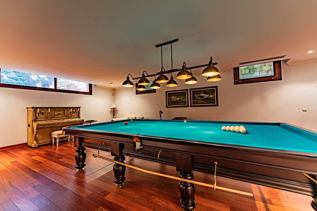 8 Bed Samostatně stojící vila in Guadalmina Baja, Samostatná vila
