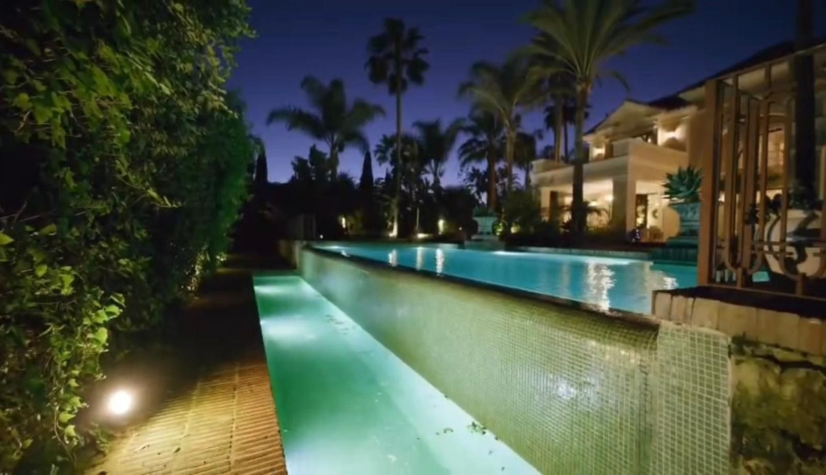 8 Bed Samostatně stojící vila in Guadalmina Baja