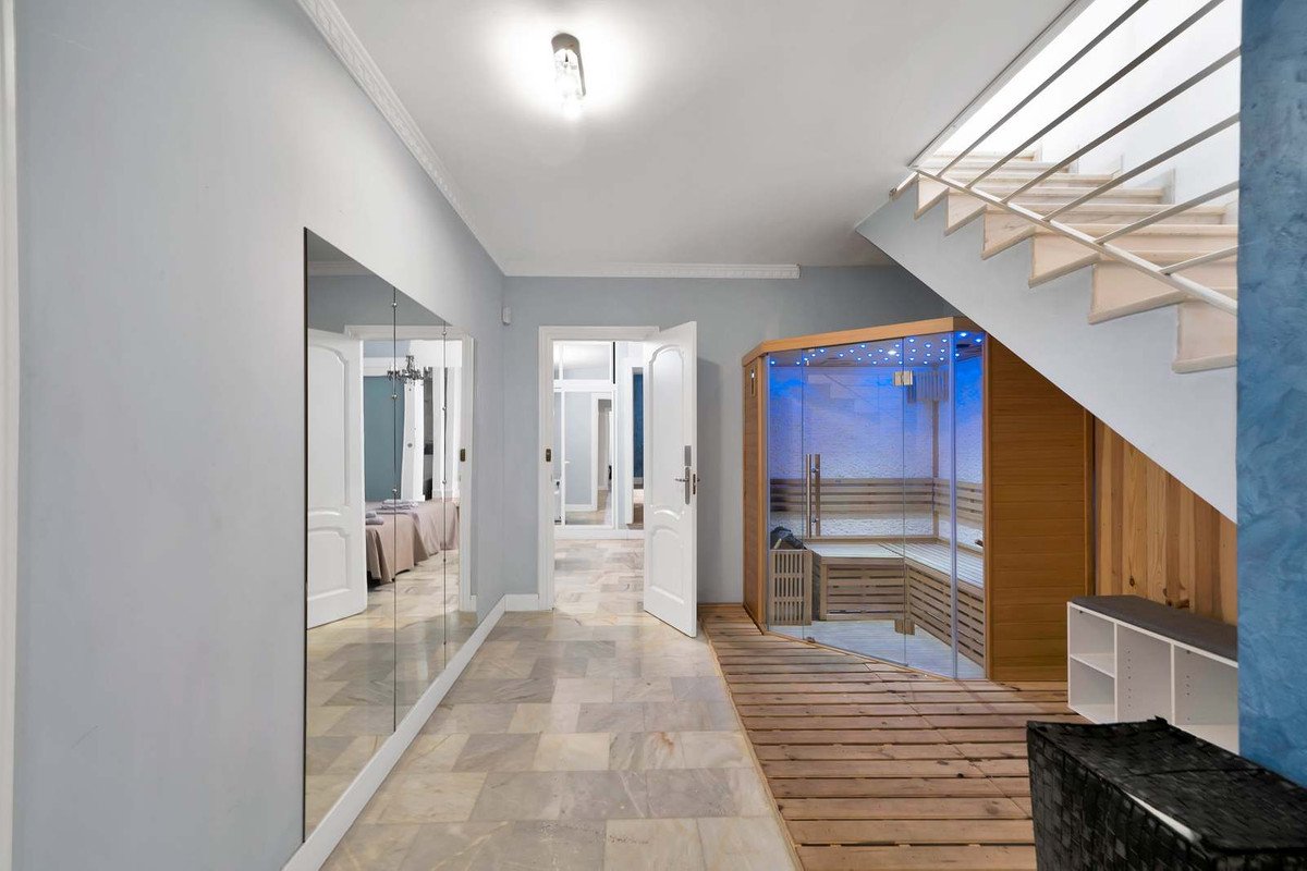 10 Bed Vrijstaande Villa in Hacienda Las Chapas in Marbella, 