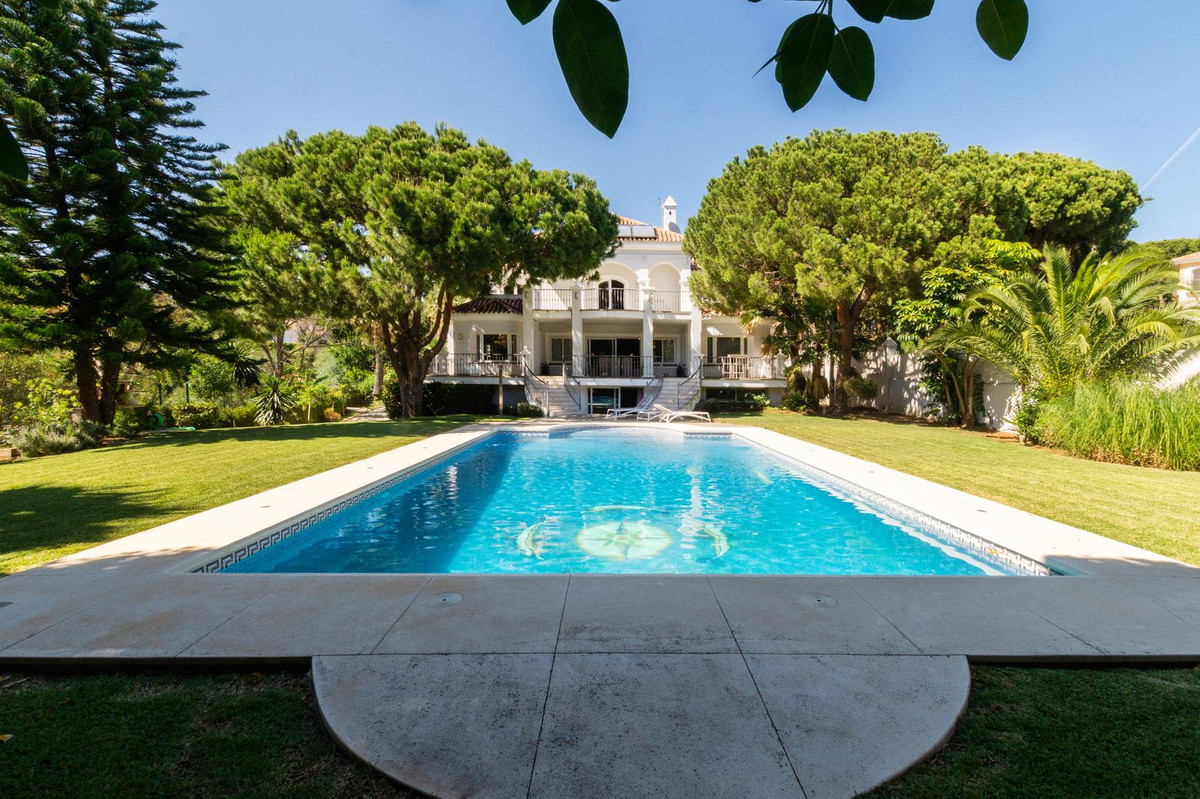 6 Bed فيلا مستقلة in Hacienda Las Chapas في Hacienda Las Chapas, فيلا منفصلة