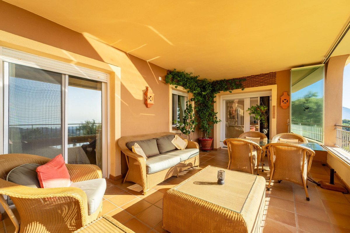 2 Bed Stan na srednjem spratu in La Mairena у La Mairena, 