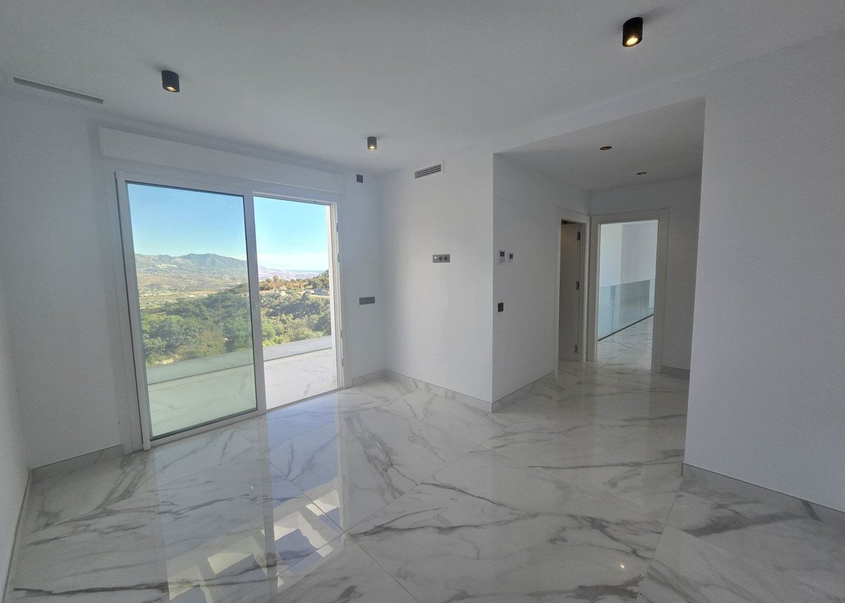 4 Bed فيلا مستقلة in La Mairena في La Mairena, فيلا منفصلة