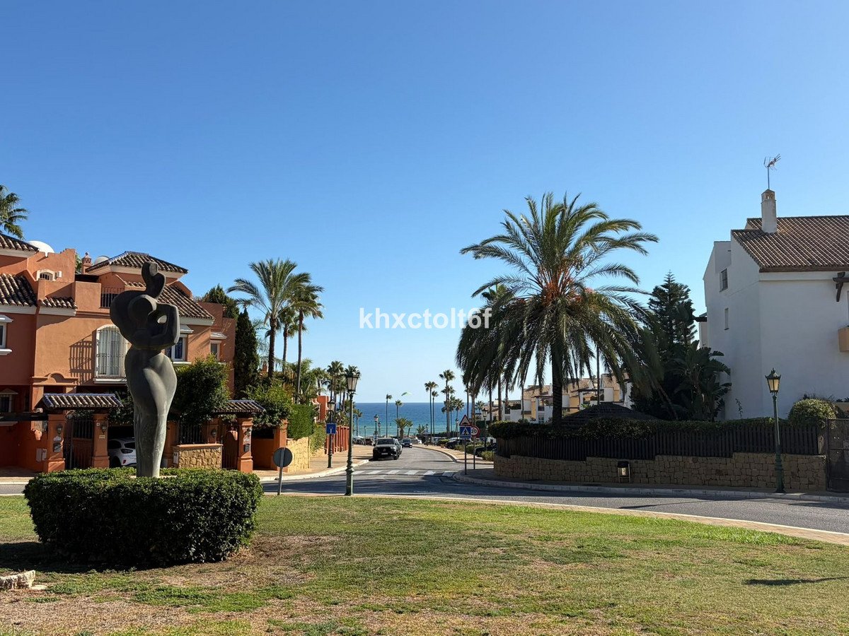 2 Bed Middle Floor Apartment in Bahía de Marbella