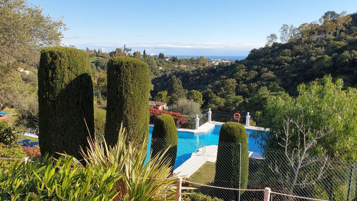 4 Bed Övervåningslägenhet in Los Almendros i Los Almendros, 