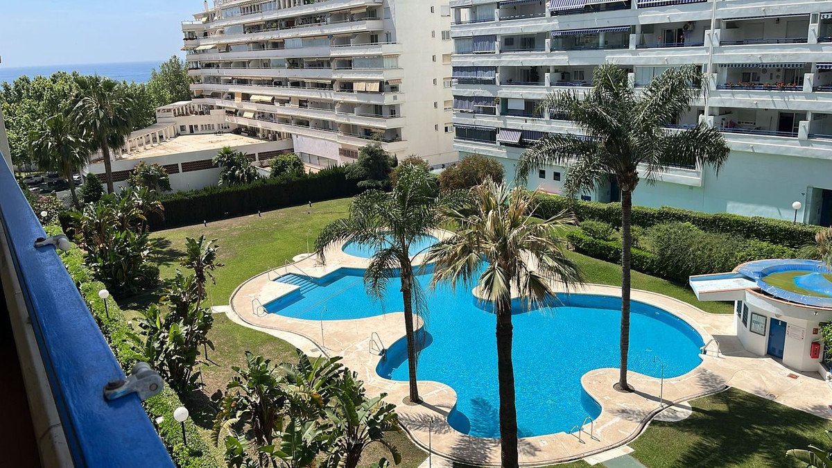 2 Bed شقة في الطابق الأوسط in Marbella في Marbella, 