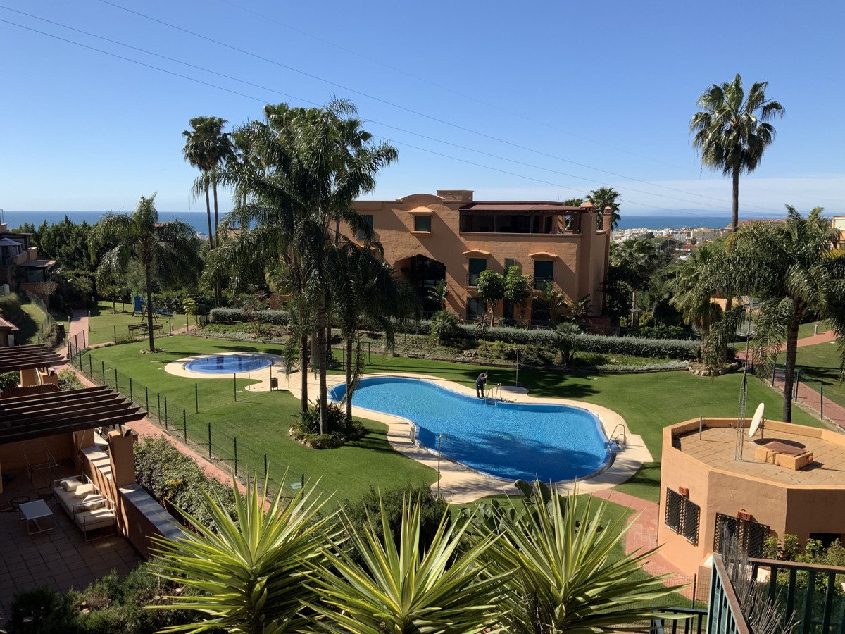 3 Bed شقة في الطابق الأوسط in Marbella في Marbella, 