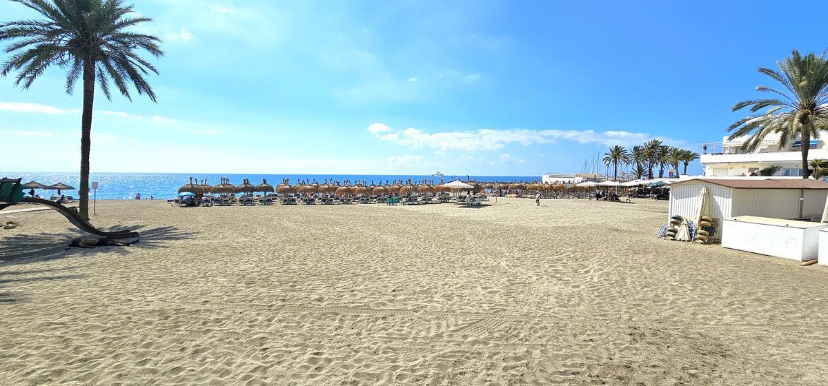 3 Bed شقة في الطابق الأوسط in Marbella في Marbella, شقة
