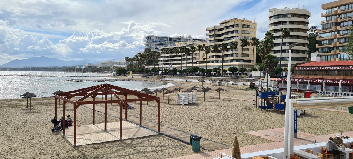 3 Bed شقة في الطابق الأوسط in Marbella في Marbella, شقة