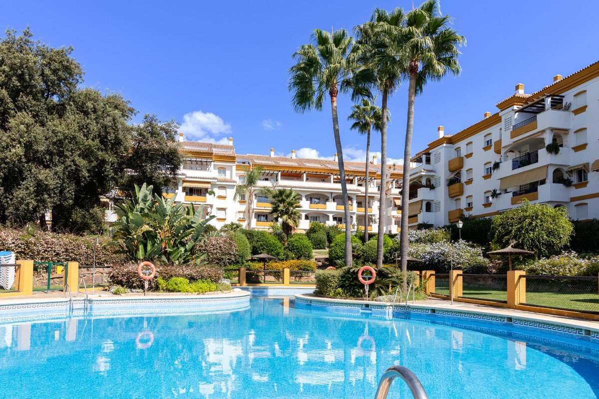 3 Bed Апартамент на среден етаж in Marbella в Marbella, Апартамент