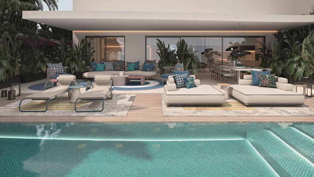 Luxe poolside buitenverblijf met ligstoelen en comfortabele sofa's.