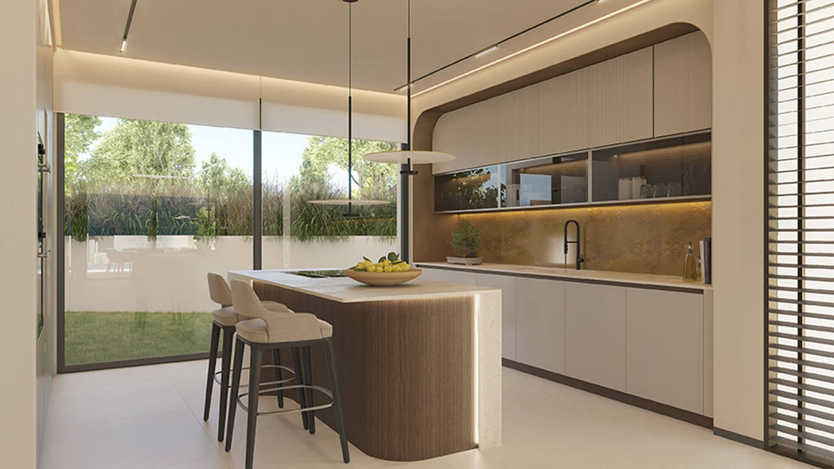 Moderne keuken met kookeiland en uitzicht op de tuin