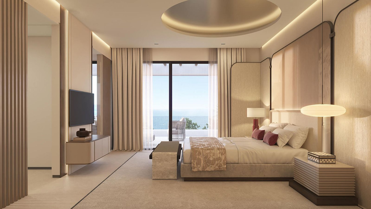 Luxe slaapkamer met uitzicht op zee in Dunique Marbella.