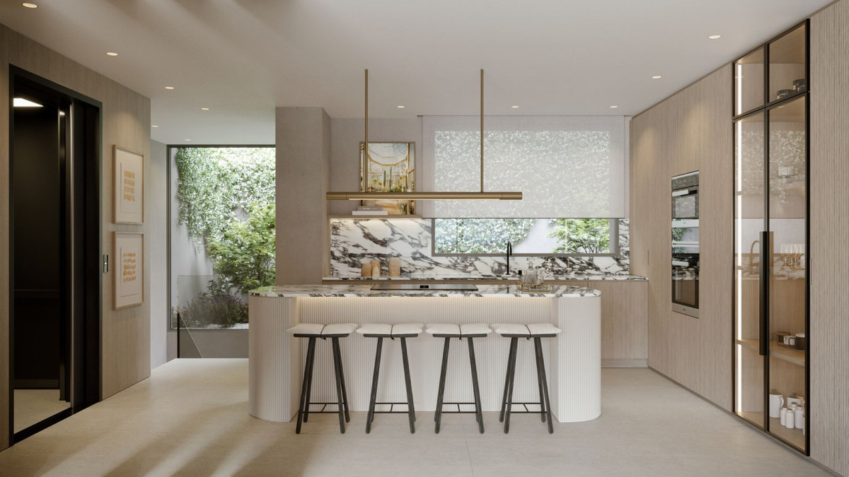 Moderne keuken met eiland en uitzicht op tuin