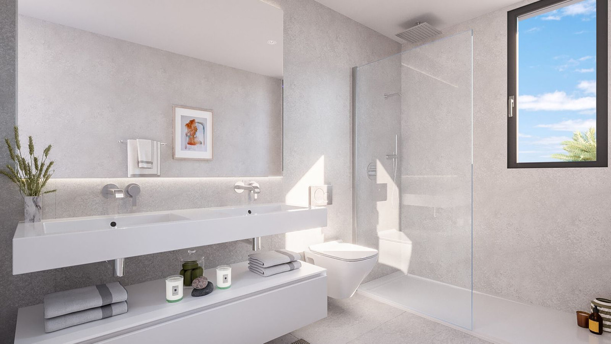 Moderne badkamer met inloopdouche en raam.