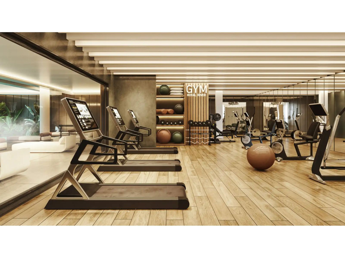Fitnessruimte in Royal River resort met loopbanden en gewichten