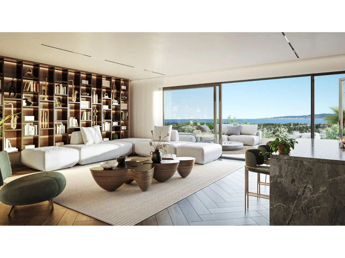 Moderne woonkamer met uitzicht op zee en een grote boekenkast