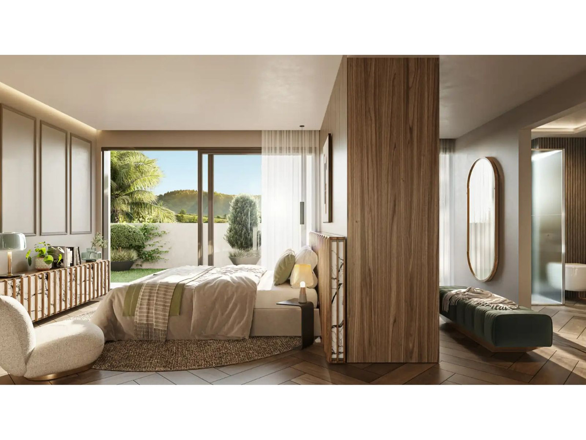 Moderne slaapkamer met uitzicht op terras en veel natuurlijk licht.