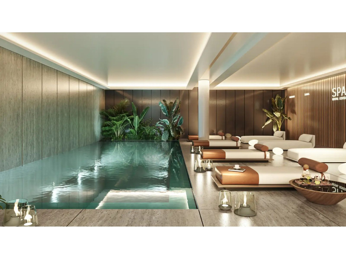 Luxe binnenzwembad met ontspanningsruimte in Royal River