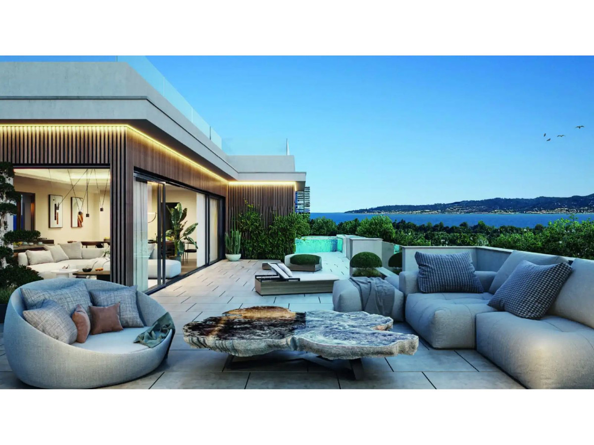 Luxe penthouse terras met uitzicht op zee en stijlvol meubilair.