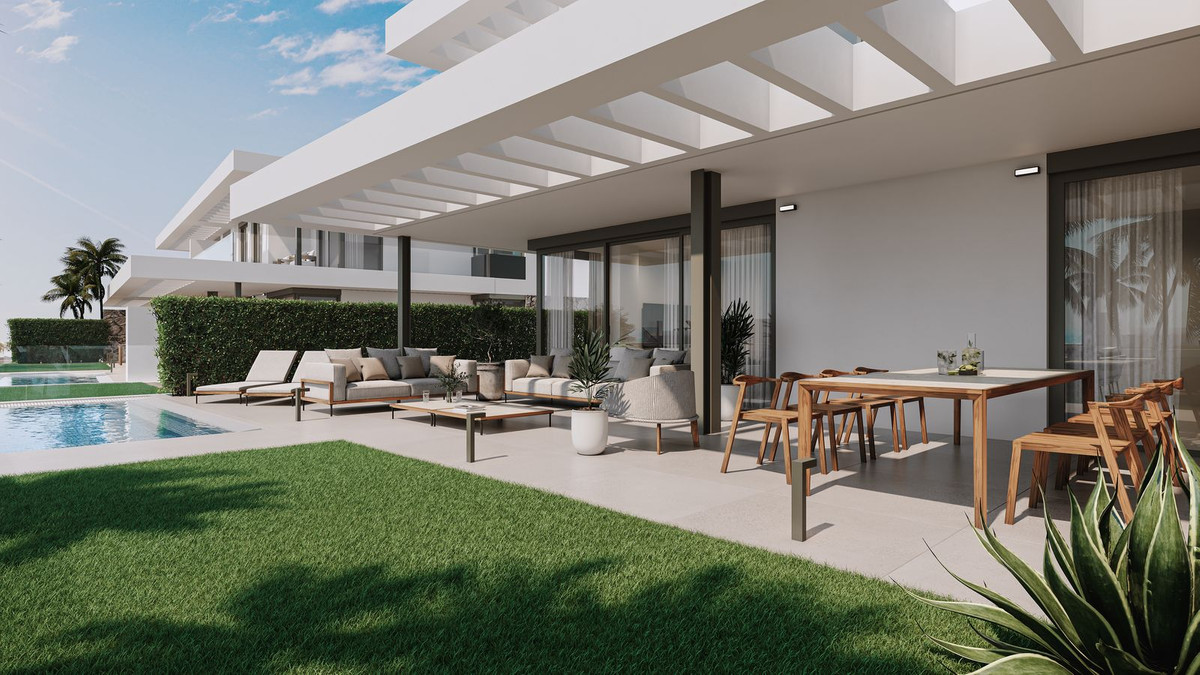 Luxe villa met buitenzitgedeelte, zwembad en strak design.