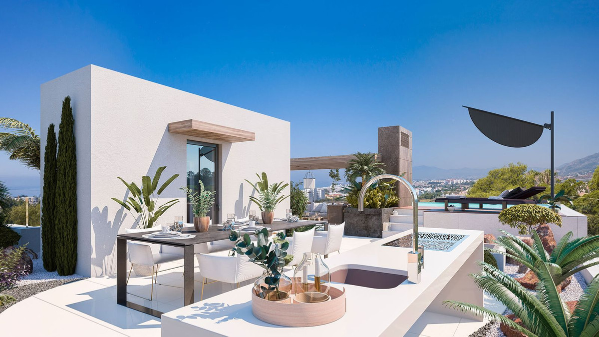 Luxe buitenruimte met eettafel en zwembad in Rio Real.