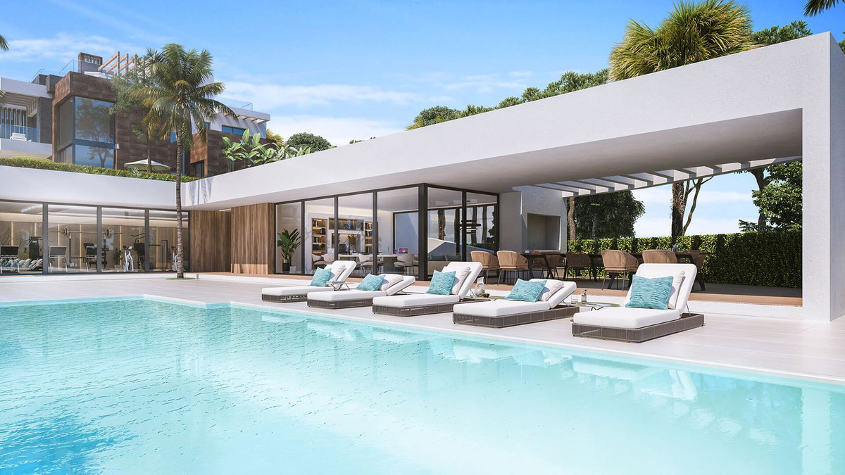 Luxe villa in Rio Real met zwembad en ligstoelen.