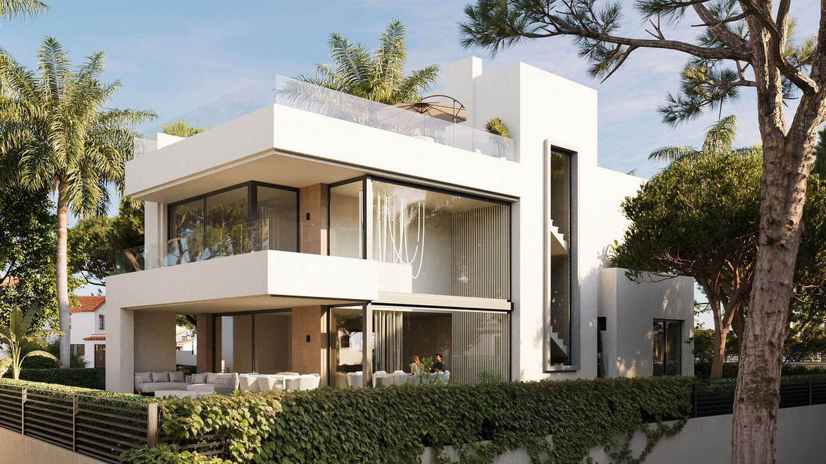 Exterieur van moderne luxe villa met palmbomen en strak design.
