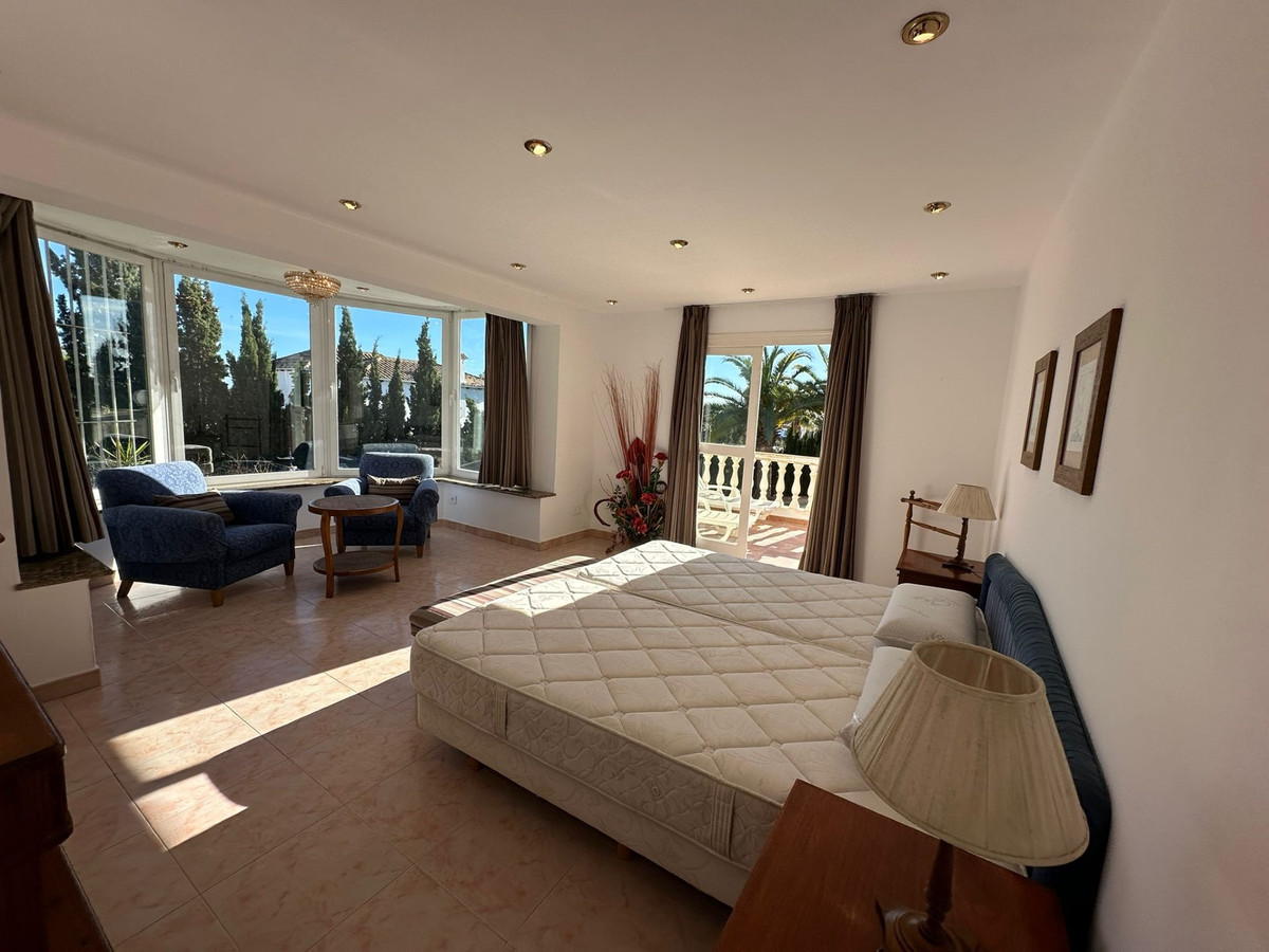 5 Bed فيلا مستقلة in Marbesa في Marbesa, فيلا منفصلة