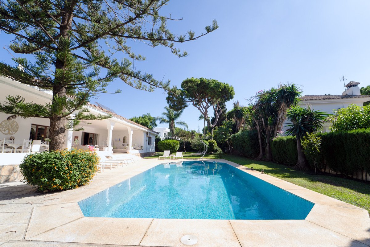 8 Bed Eraldiseisev villa in Marbesa