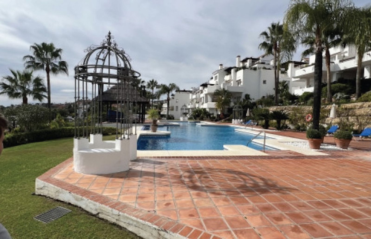 2 Bed شقة في الطابق الأرضي in Nueva Andalucía في Nueva Andalucía, شقة