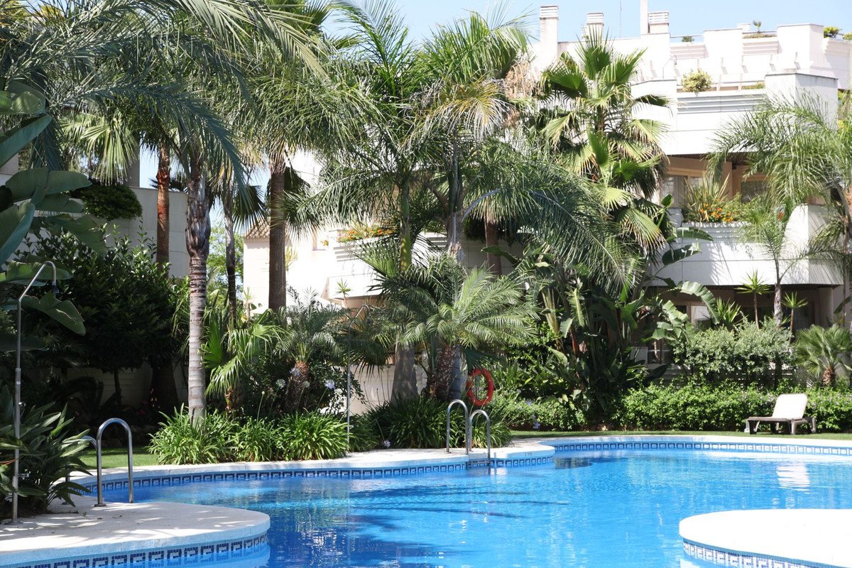 2 Bed Апартамент на среден етаж in Nueva Andalucía