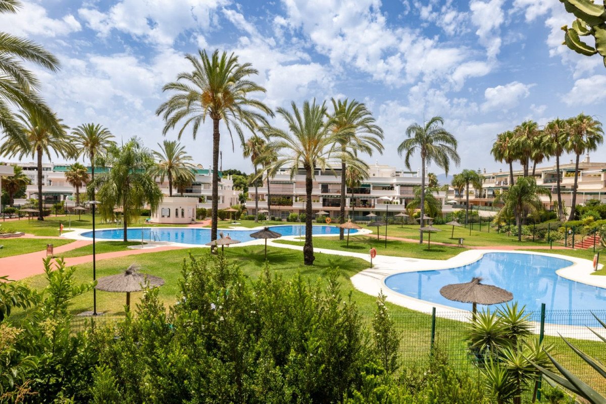 2 Bed شقة في الطابق الأوسط in Nueva Andalucía في Nueva Andalucía, شقة